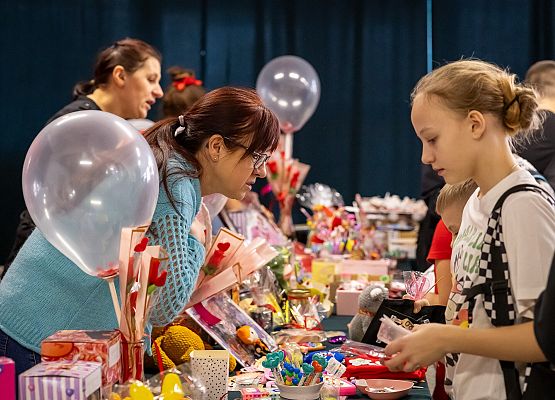 uczestnicy kiermaszu