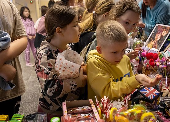 uczestnicy kiermaszu