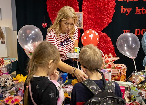 uczestnicy kiermaszu