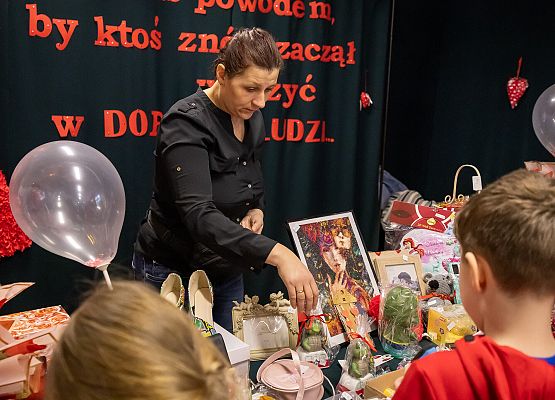 uczestnicy kiermaszu