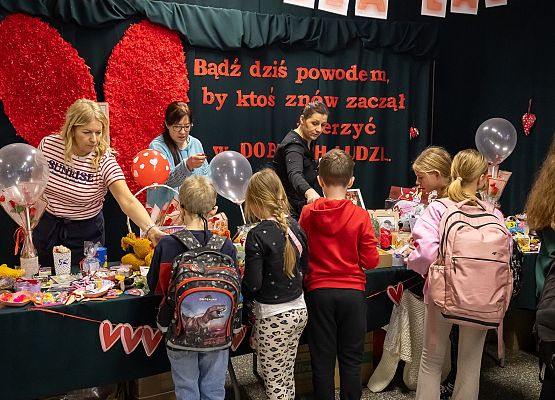 uczestnicy kiermaszu