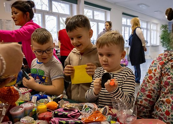 uczestnicy kiermaszu