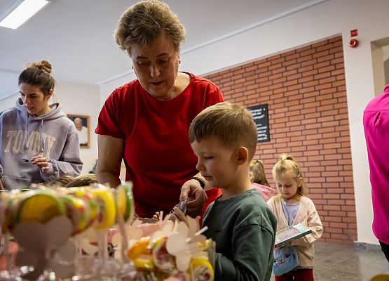 uczestnicy kiermaszu