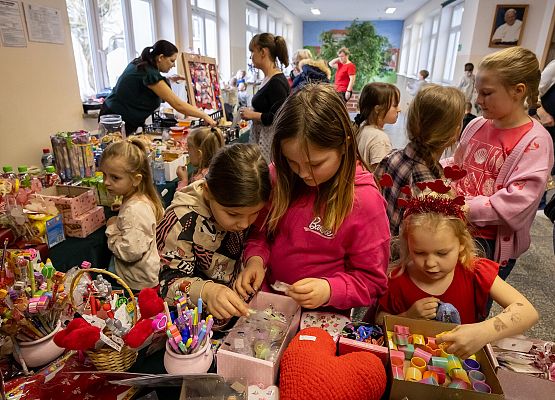 uczniowie podczas charytatywnego kiermaszu