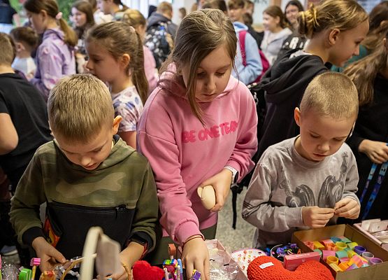 uczniowie podczas charytatywnego kiermaszu