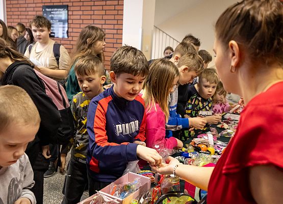 uczniowie podczas charytatywnego kiermaszu
