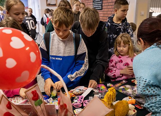 uczniowie podczas charytatywnego kiermaszu