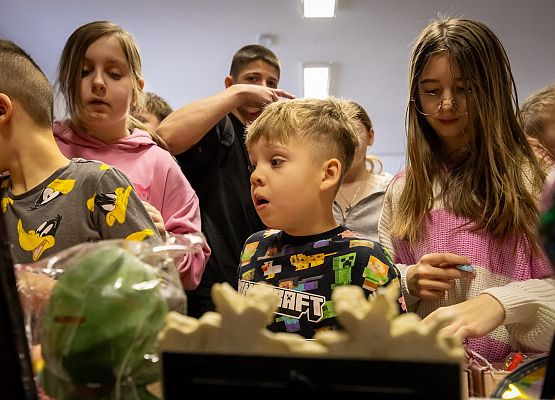 uczniowie podczas charytatywnego kiermaszu