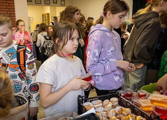 uczniowie podczas charytatywnego kiermaszu