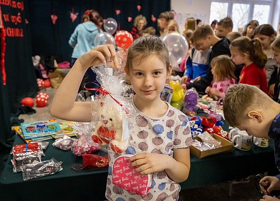 uczniowie podczas charytatywnego kiermaszu