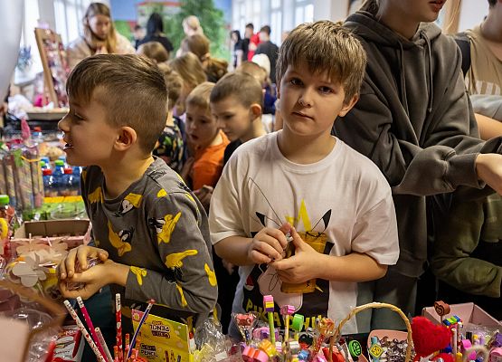 uczniowie podczas charytatywnego kiermaszu