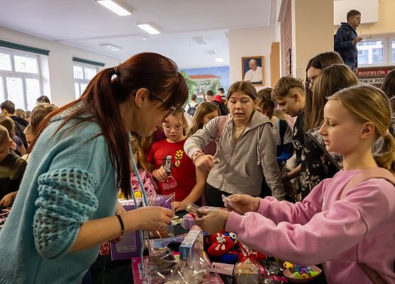 uczniowie podczas charytatywnego kiermaszu