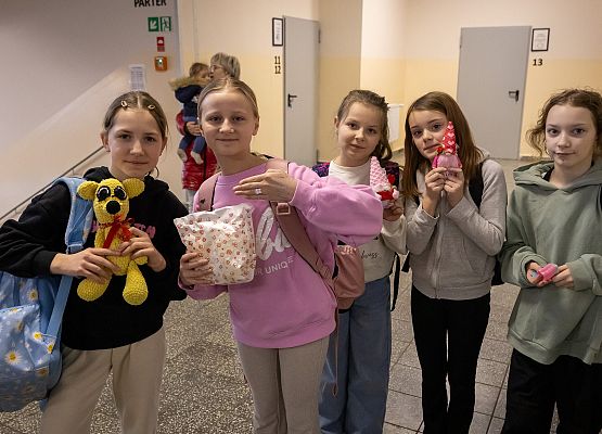 uczniowie podczas charytatywnego kiermaszu