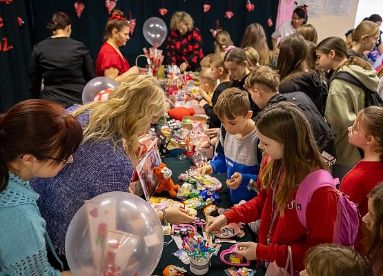 uczniowie podczas charytatywnego kiermaszu
