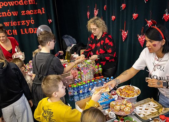 uczniowie podczas charytatywnego kiermaszu