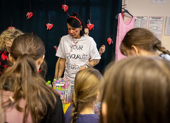 uczniowie podczas charytatywnego kiermaszu