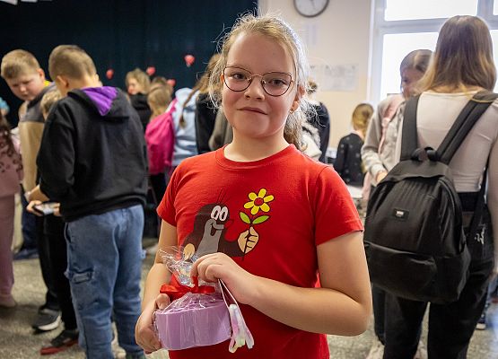 uczniowie podczas charytatywnego kiermaszu