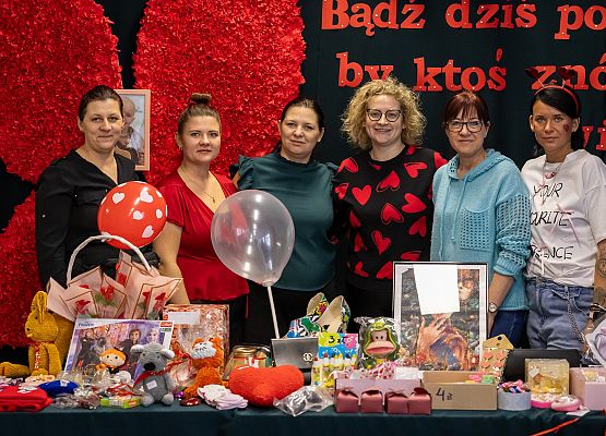 uczniowie podczas charytatywnego kiermaszu