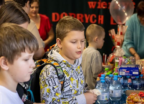 uczniowie podczas charytatywnego kiermaszu