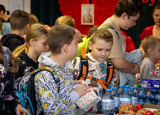 uczniowie podczas charytatywnego kiermaszu