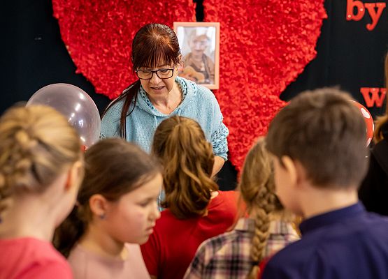 uczniowie podczas charytatywnego kiermaszu