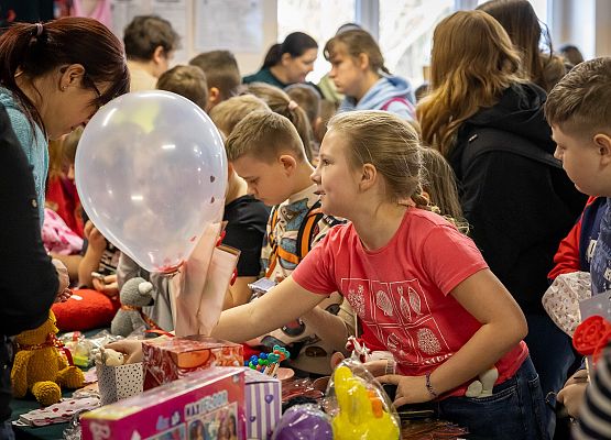 uczniowie podczas charytatywnego kiermaszu