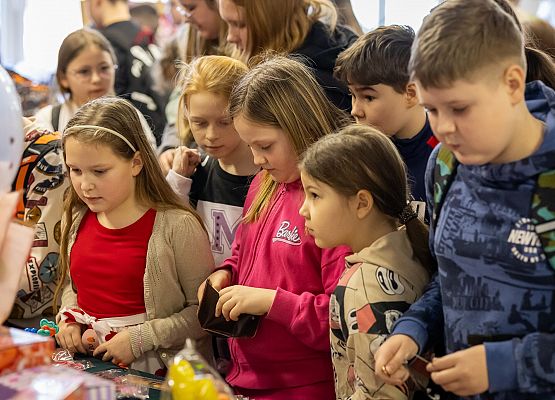 uczniowie podczas charytatywnego kiermaszu
