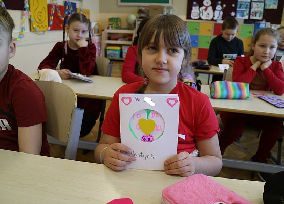 dziewczynka trzyma kartkę walentynkową