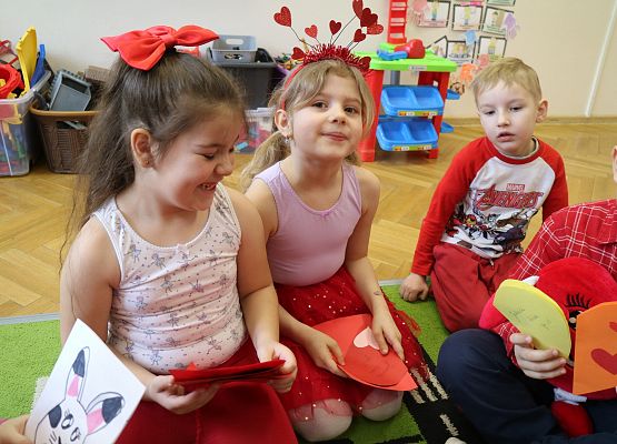 dzieci siedzą na dywanie