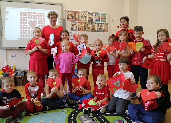 zdjęcie grupowe dzieci i pań z kartkami walentynkowymi