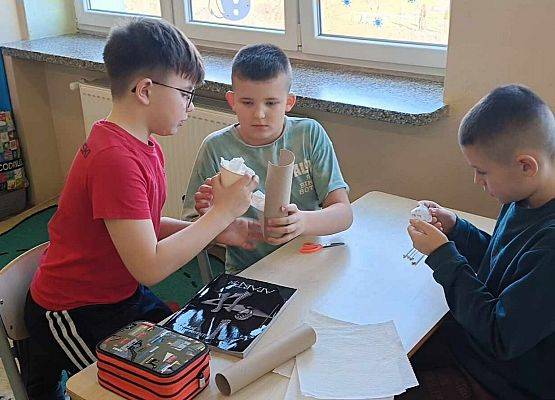 Uczniowie budują jajkodrom