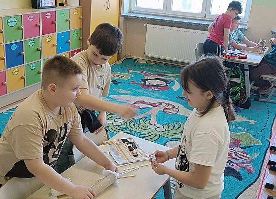 Uczniowie budują jajkodrom