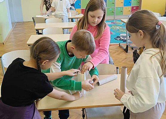 Uczniowie prezentują jajkodrom