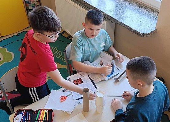 Uczniowie prezentują jajkodrom