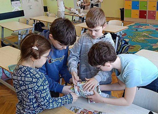 Uczniowie prezentują jajkodrom