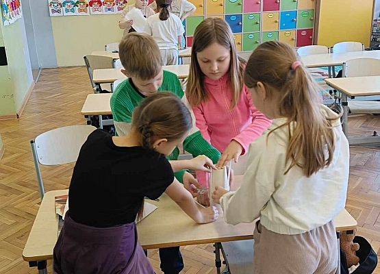 Uczniowie prezentują jajkodrom