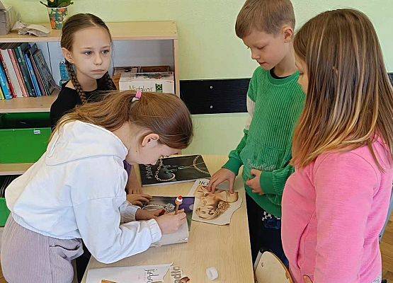 Uczniowie budują jajkodrom