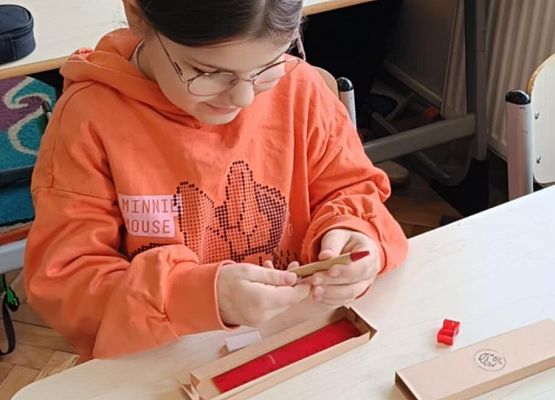 Nauczycielka rozdaje nagrody uczniom