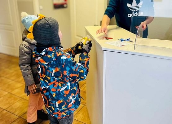 uczniowie wręczają serduszko