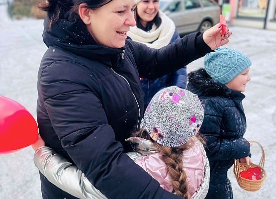 uczniowie wręczają serduszko