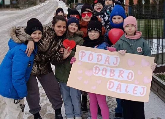 uczniowie prezentują plakat " Podaj dobro"