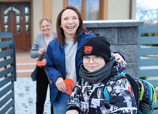 uczniowie wręczają serduszka