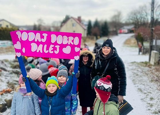 uczniowie prezentują plakat " Podaj dobro"