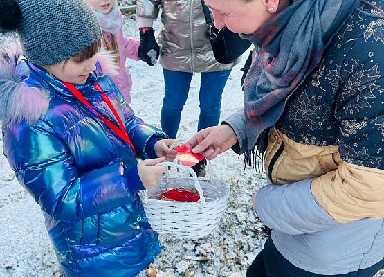 uczniowie wręczają serduszko