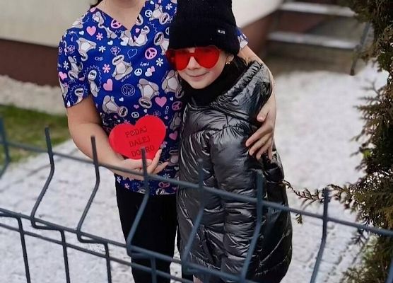 uczniowie wręczają serduszko