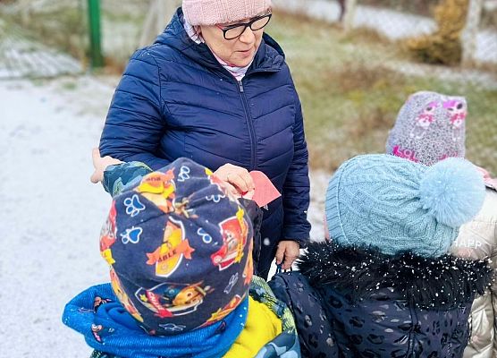 uczniowie wręczają serduszko