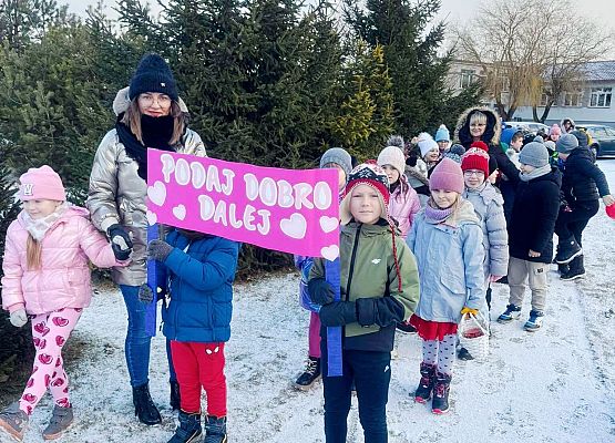 uczniowie prezentują plakat " Podaj dobro"