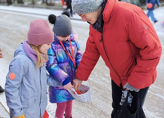 uczniowie wręczają serduszko