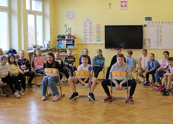 Dzieci grają w jeden z dziesięciu