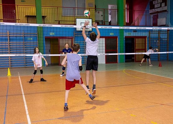 Dzieci  grają w siatkówkę